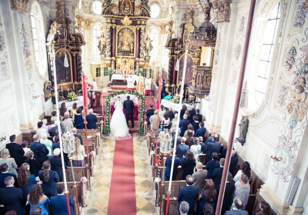 die Trauung die Trauung Der Höhepunkt jeder Hochzeit ist natürlich die Trauung. Egal ob Kirche, Standesamt oder freie Trauung - das...